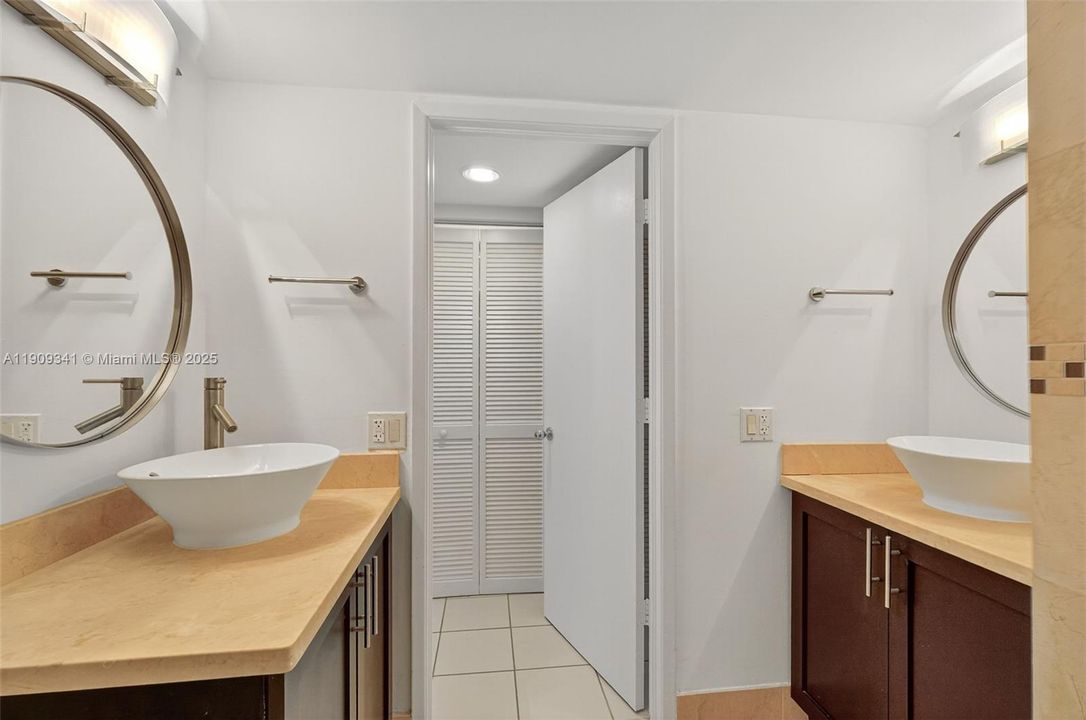 Под контрактом: $2,000 (1 спален, 1 ванн, 987 Квадратных фут)