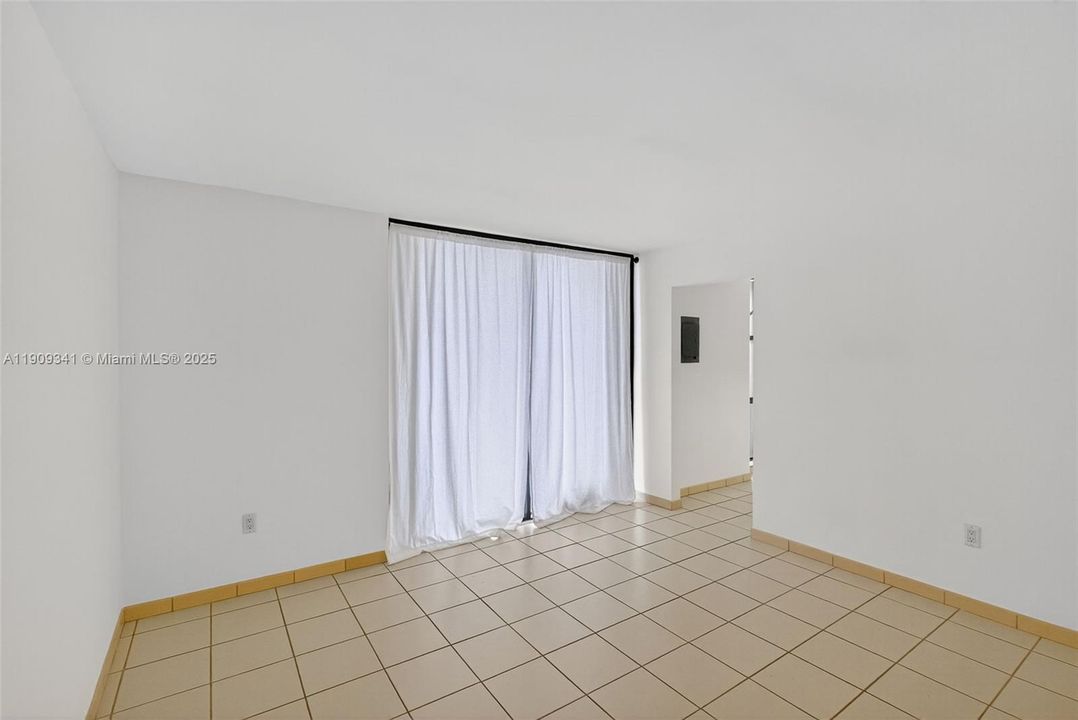 Под контрактом: $2,000 (1 спален, 1 ванн, 987 Квадратных фут)