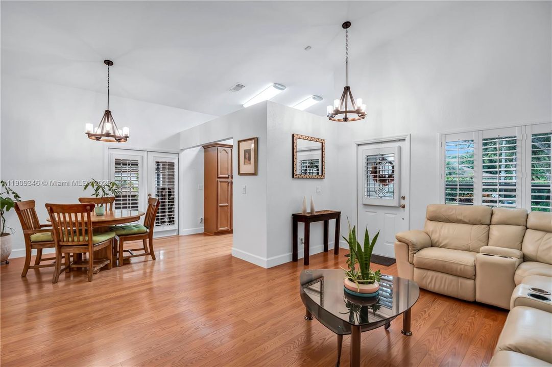 Active With Contract: $465,000 (3 beds, 2 baths, 1198 Square Feet)