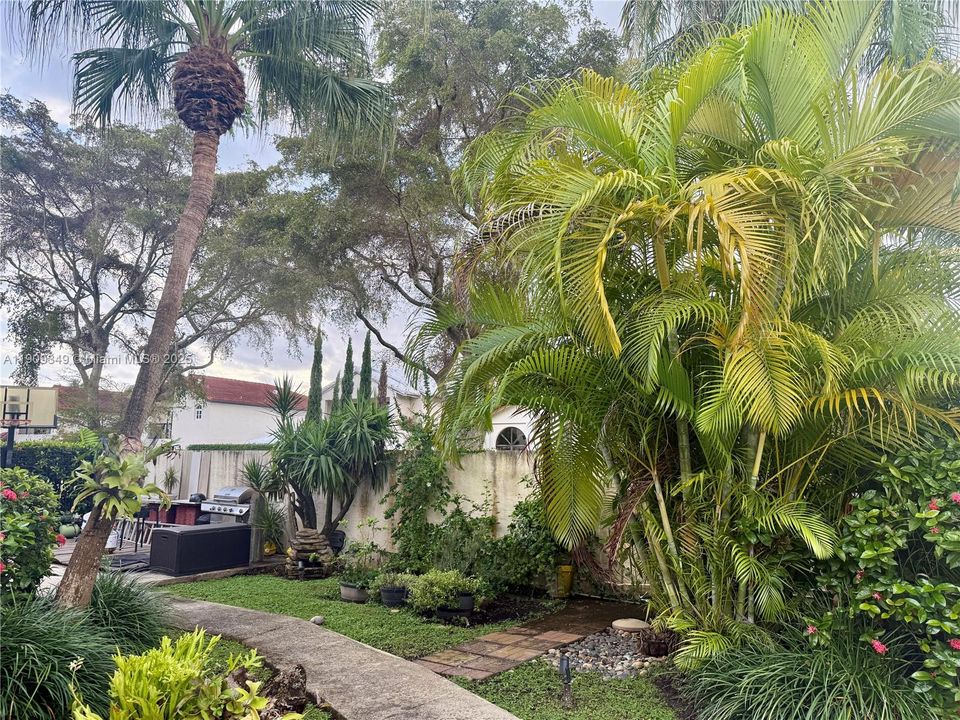 For Rent: $4,950 (4 beds, 3 baths, 2110 Square Feet)