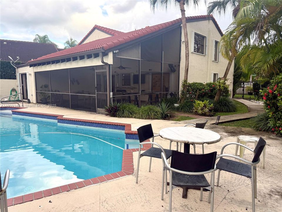 For Rent: $4,950 (4 beds, 3 baths, 2110 Square Feet)