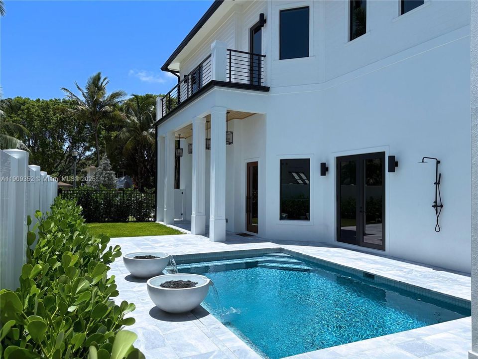 For Sale: $3,200,000 (4 beds, 3 baths, 3104 Square Feet)