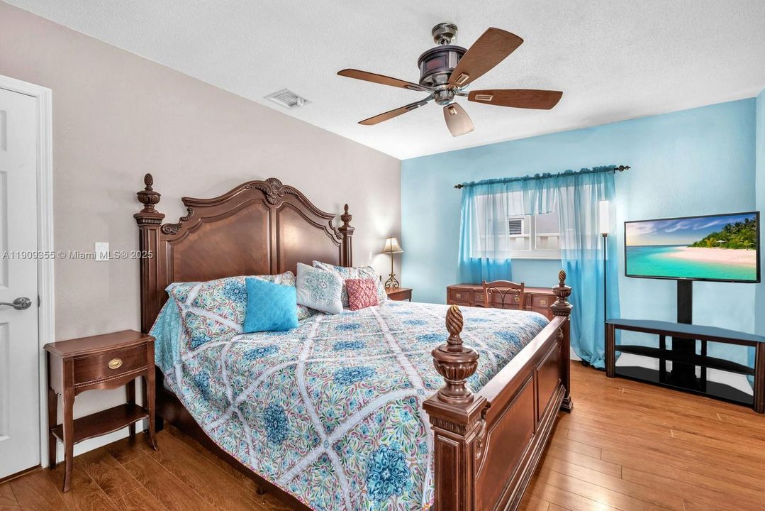 En Venta: $765,000 (3 camas, 2 baños, 2156 Pies cuadrados)