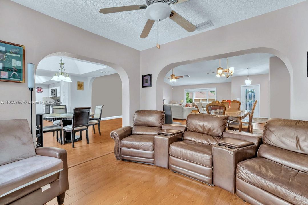 En Venta: $765,000 (3 camas, 2 baños, 2156 Pies cuadrados)