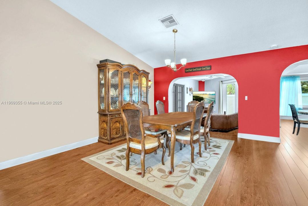 En Venta: $765,000 (3 camas, 2 baños, 2156 Pies cuadrados)