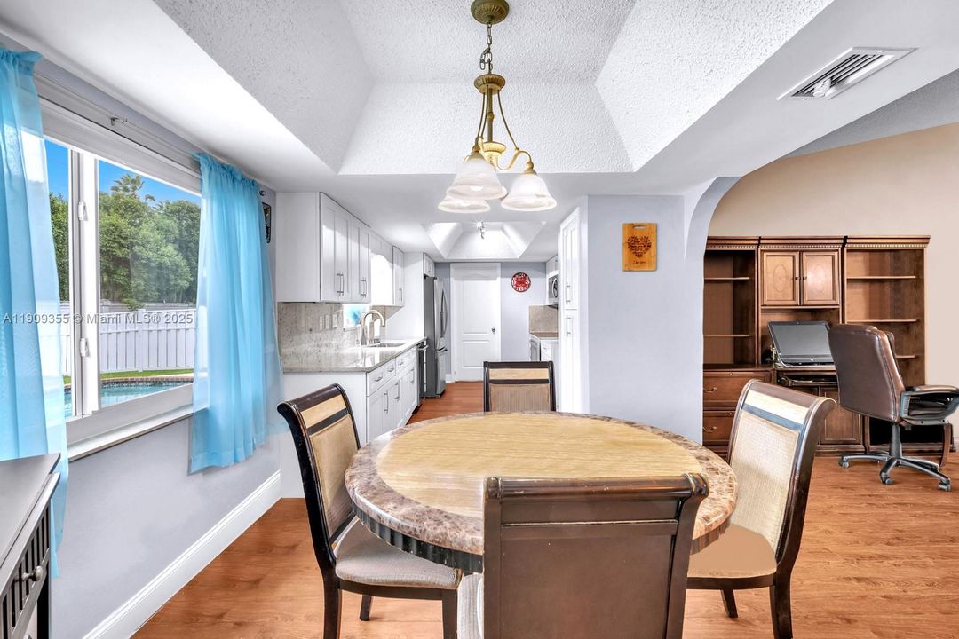 En Venta: $765,000 (3 camas, 2 baños, 2156 Pies cuadrados)