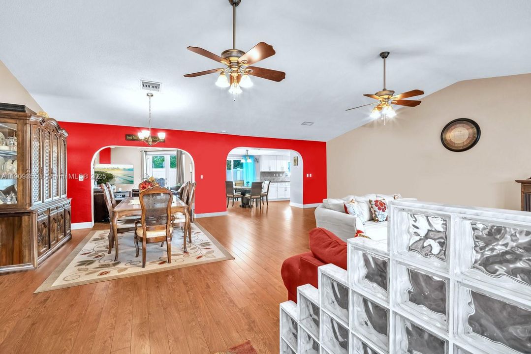 En Venta: $765,000 (3 camas, 2 baños, 2156 Pies cuadrados)