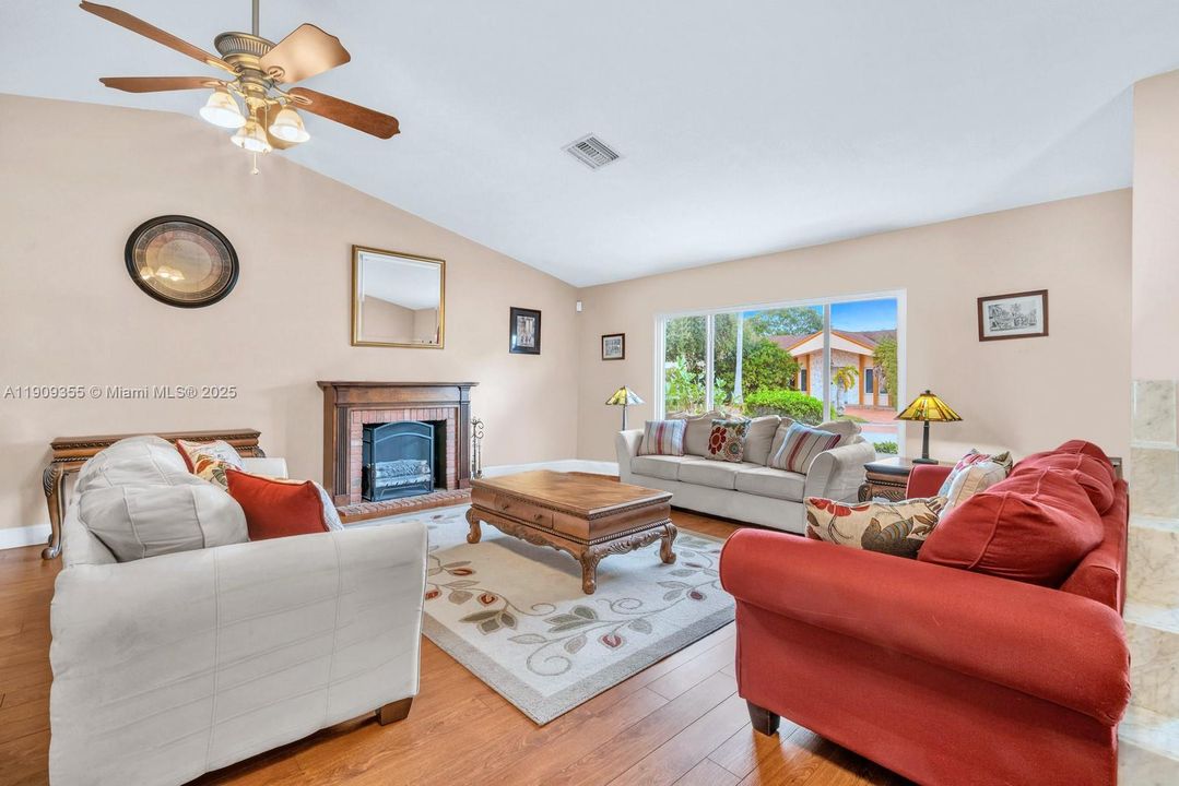 En Venta: $765,000 (3 camas, 2 baños, 2156 Pies cuadrados)