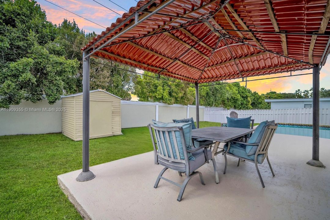 En Venta: $765,000 (3 camas, 2 baños, 2156 Pies cuadrados)