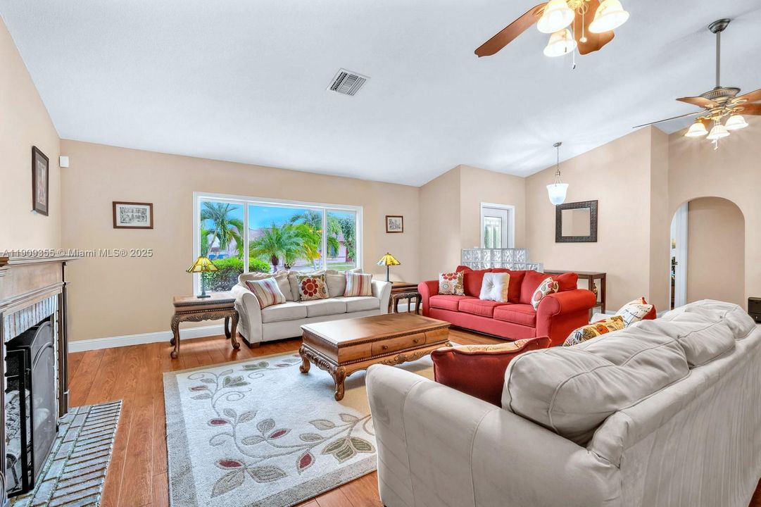 En Venta: $765,000 (3 camas, 2 baños, 2156 Pies cuadrados)