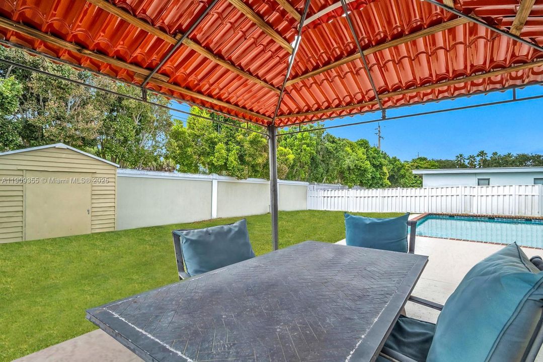 En Venta: $765,000 (3 camas, 2 baños, 2156 Pies cuadrados)