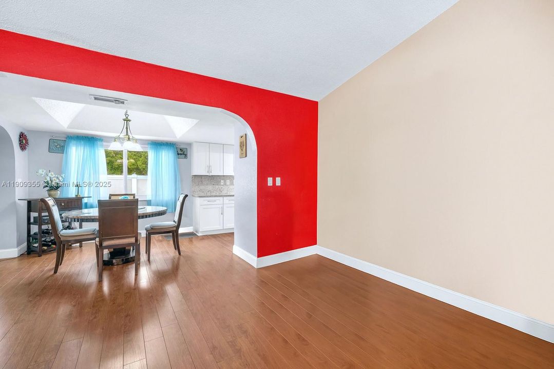 En Venta: $765,000 (3 camas, 2 baños, 2156 Pies cuadrados)