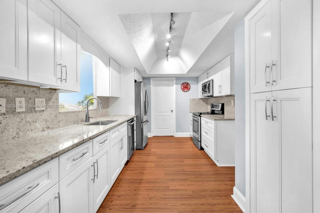 En Venta: $765,000 (3 camas, 2 baños, 2156 Pies cuadrados)