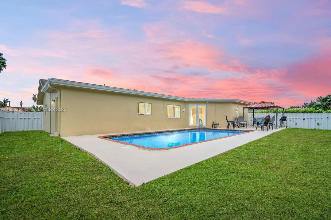 En Venta: $765,000 (3 camas, 2 baños, 2156 Pies cuadrados)