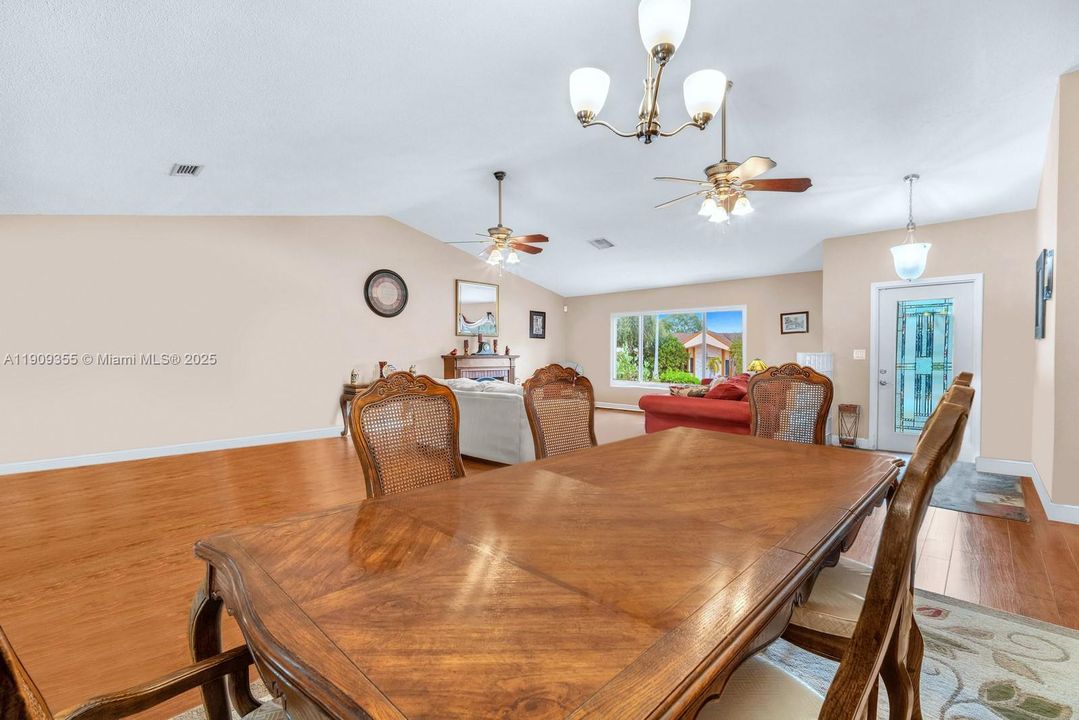 En Venta: $765,000 (3 camas, 2 baños, 2156 Pies cuadrados)