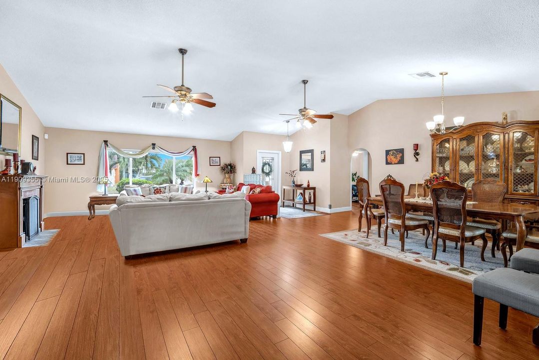 En Venta: $765,000 (3 camas, 2 baños, 2156 Pies cuadrados)