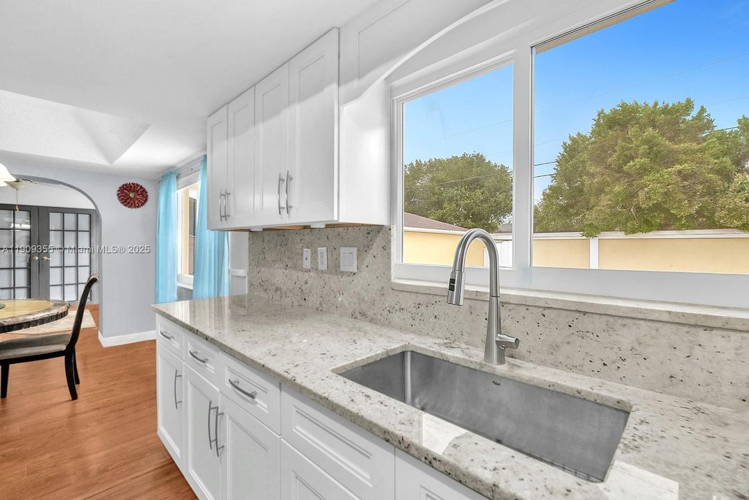 En Venta: $765,000 (3 camas, 2 baños, 2156 Pies cuadrados)