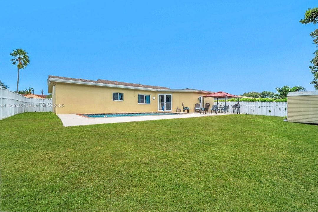 En Venta: $765,000 (3 camas, 2 baños, 2156 Pies cuadrados)