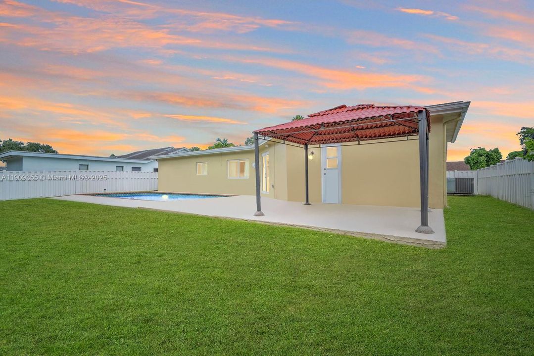 En Venta: $765,000 (3 camas, 2 baños, 2156 Pies cuadrados)