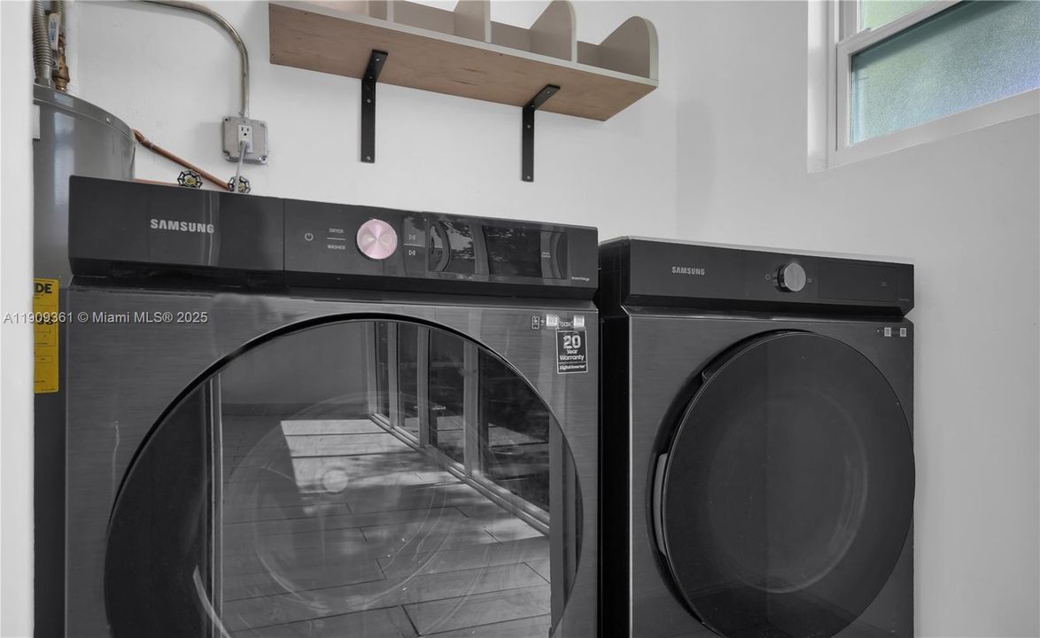 For Sale: $299,000 (2 beds, 2 baths, 1112 Square Feet)