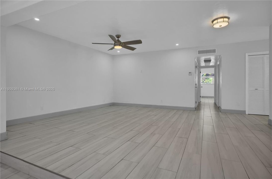 For Sale: $299,000 (2 beds, 2 baths, 1112 Square Feet)