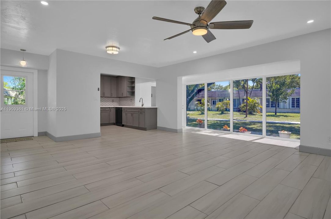 For Sale: $299,000 (2 beds, 2 baths, 1112 Square Feet)