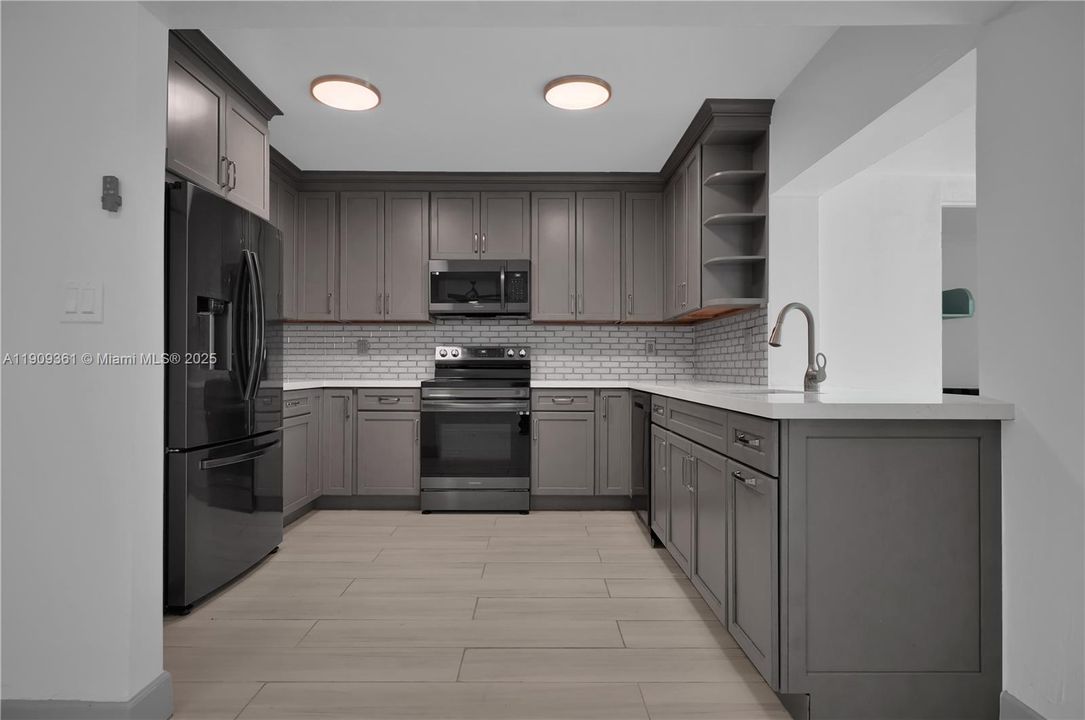 For Sale: $299,000 (2 beds, 2 baths, 1112 Square Feet)