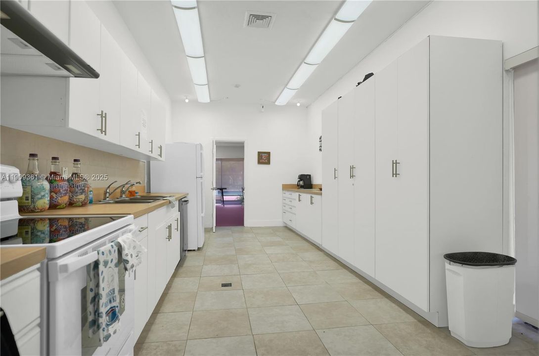 For Sale: $299,000 (2 beds, 2 baths, 1112 Square Feet)