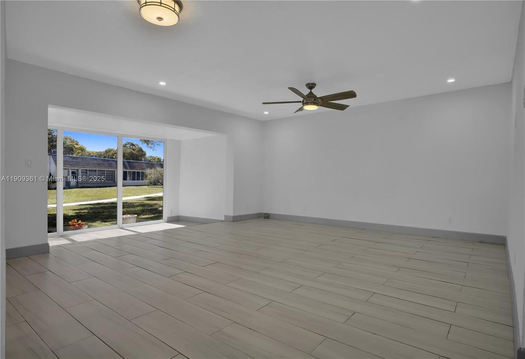 For Sale: $299,000 (2 beds, 2 baths, 1112 Square Feet)