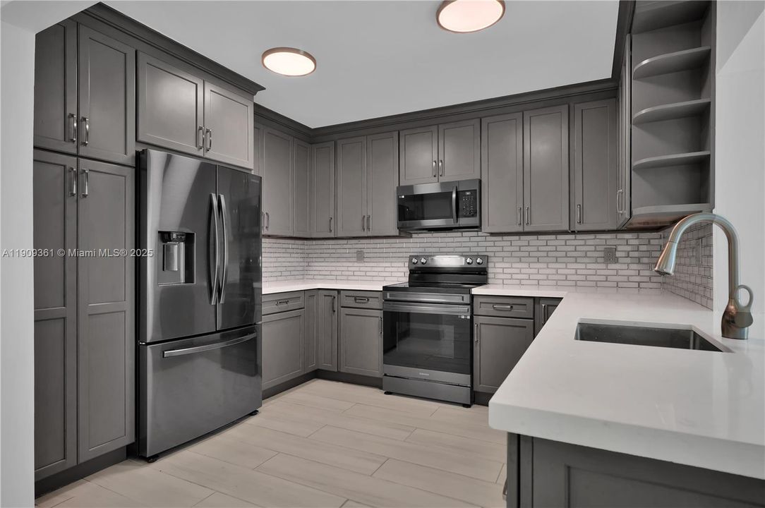 For Sale: $299,000 (2 beds, 2 baths, 1112 Square Feet)