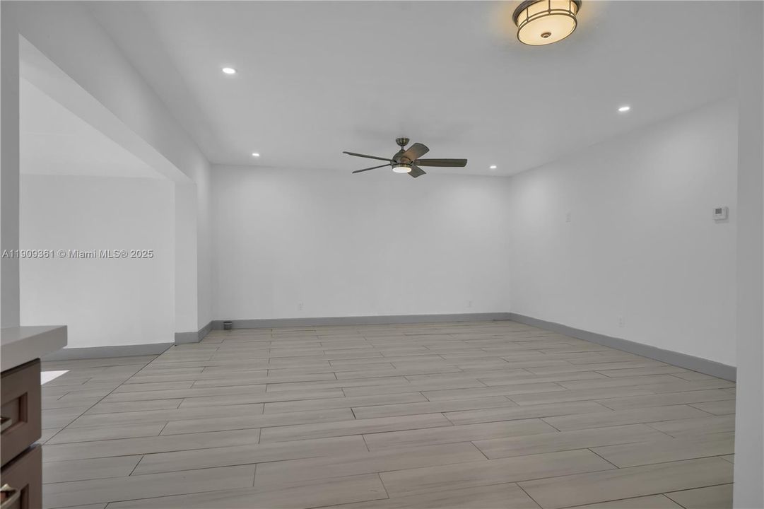 For Sale: $299,000 (2 beds, 2 baths, 1112 Square Feet)