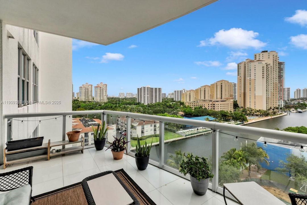 For Sale: $995,000 (2 beds, 2 baths, 1581 Square Feet)