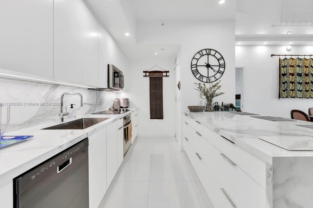 For Sale: $995,000 (2 beds, 2 baths, 1581 Square Feet)