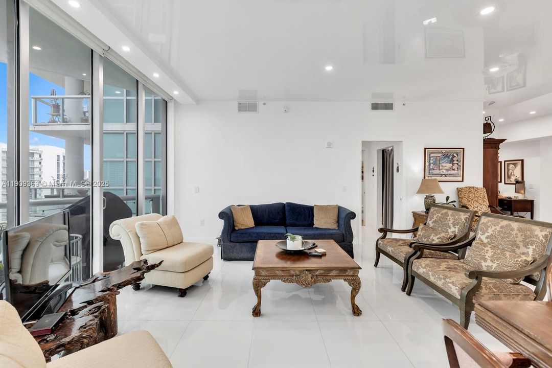 For Sale: $995,000 (2 beds, 2 baths, 1581 Square Feet)