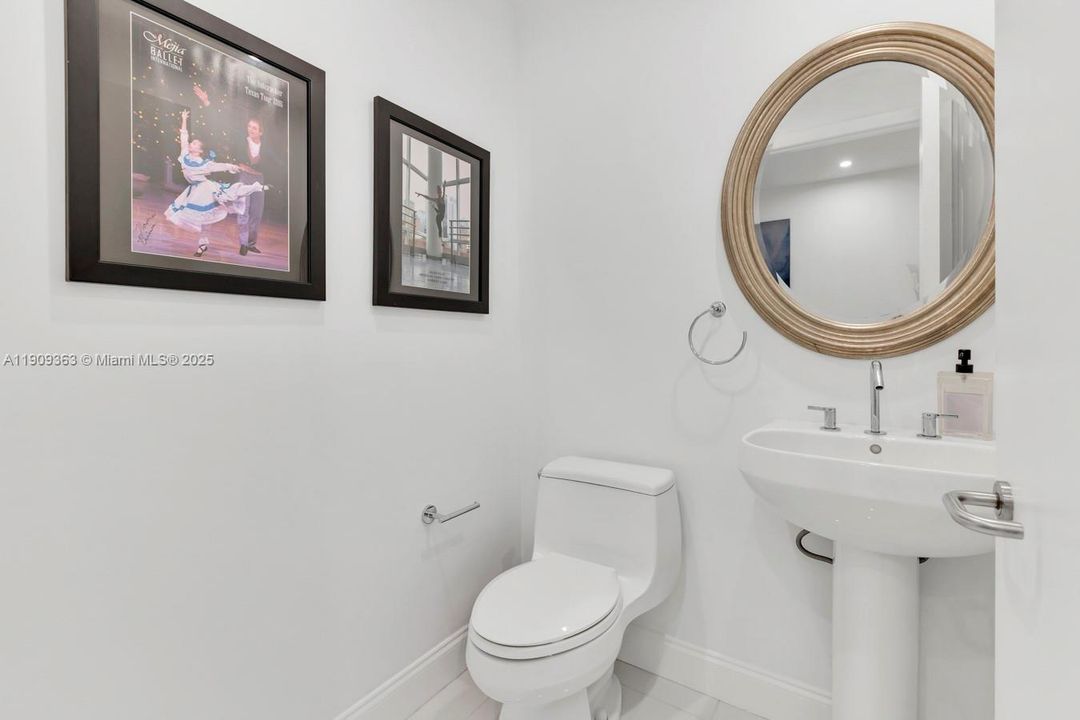 For Sale: $995,000 (2 beds, 2 baths, 1581 Square Feet)