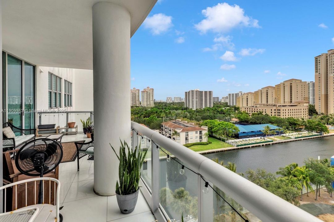 For Sale: $995,000 (2 beds, 2 baths, 1581 Square Feet)