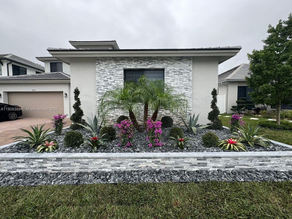 Под контрактом: $6,700 (5 спален, 4 ванн, 3945 Квадратных фут)