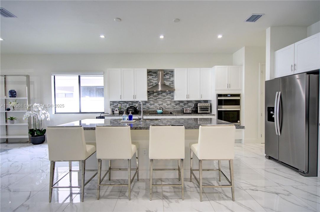 Под контрактом: $6,700 (5 спален, 4 ванн, 3945 Квадратных фут)