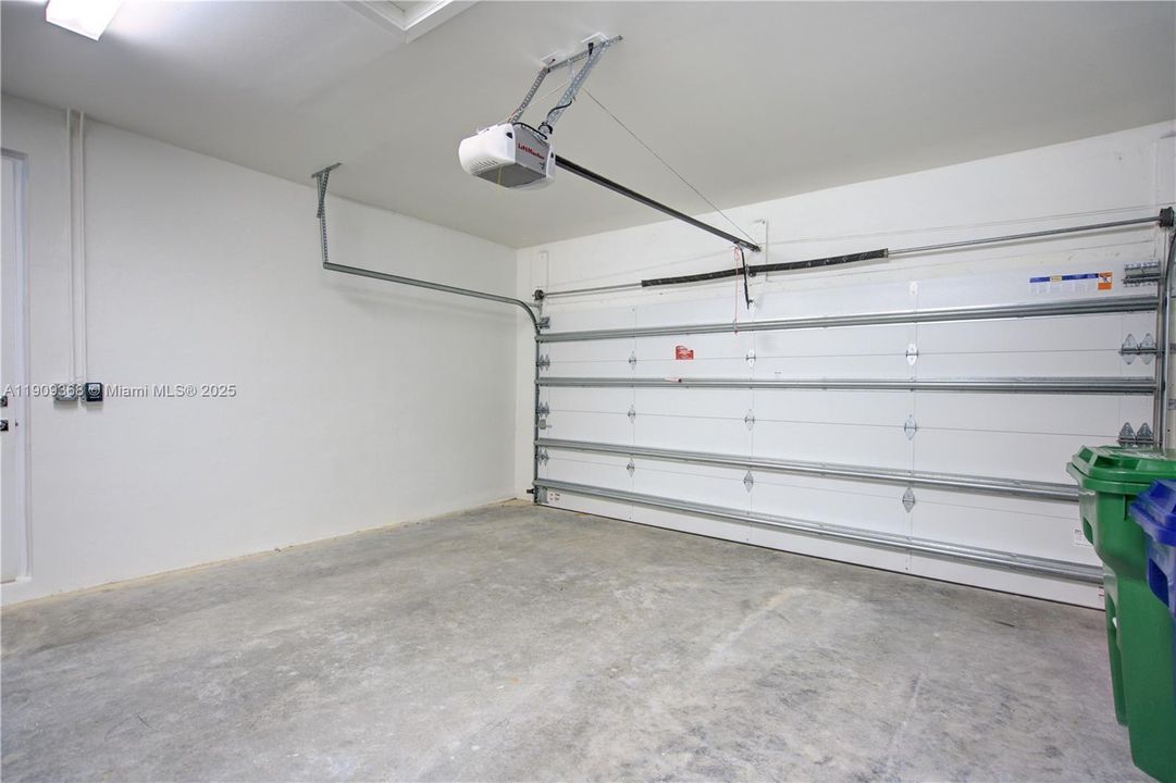 Под контрактом: $6,700 (5 спален, 4 ванн, 3945 Квадратных фут)