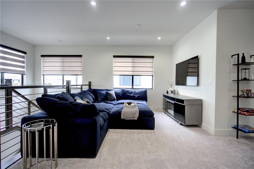 Под контрактом: $6,700 (5 спален, 4 ванн, 3945 Квадратных фут)