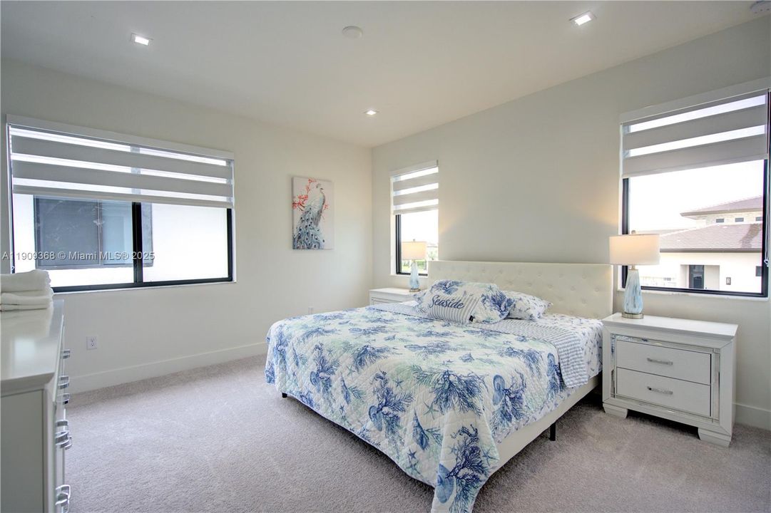 Guest bed with own bath