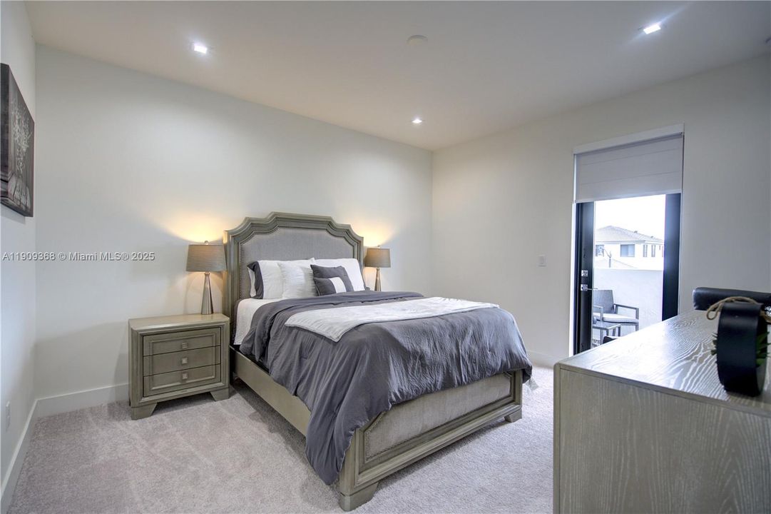 Под контрактом: $6,700 (5 спален, 4 ванн, 3945 Квадратных фут)