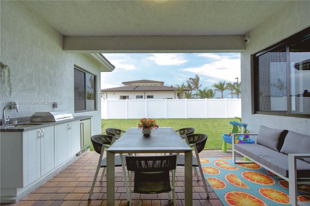 Под контрактом: $6,700 (5 спален, 4 ванн, 3945 Квадратных фут)