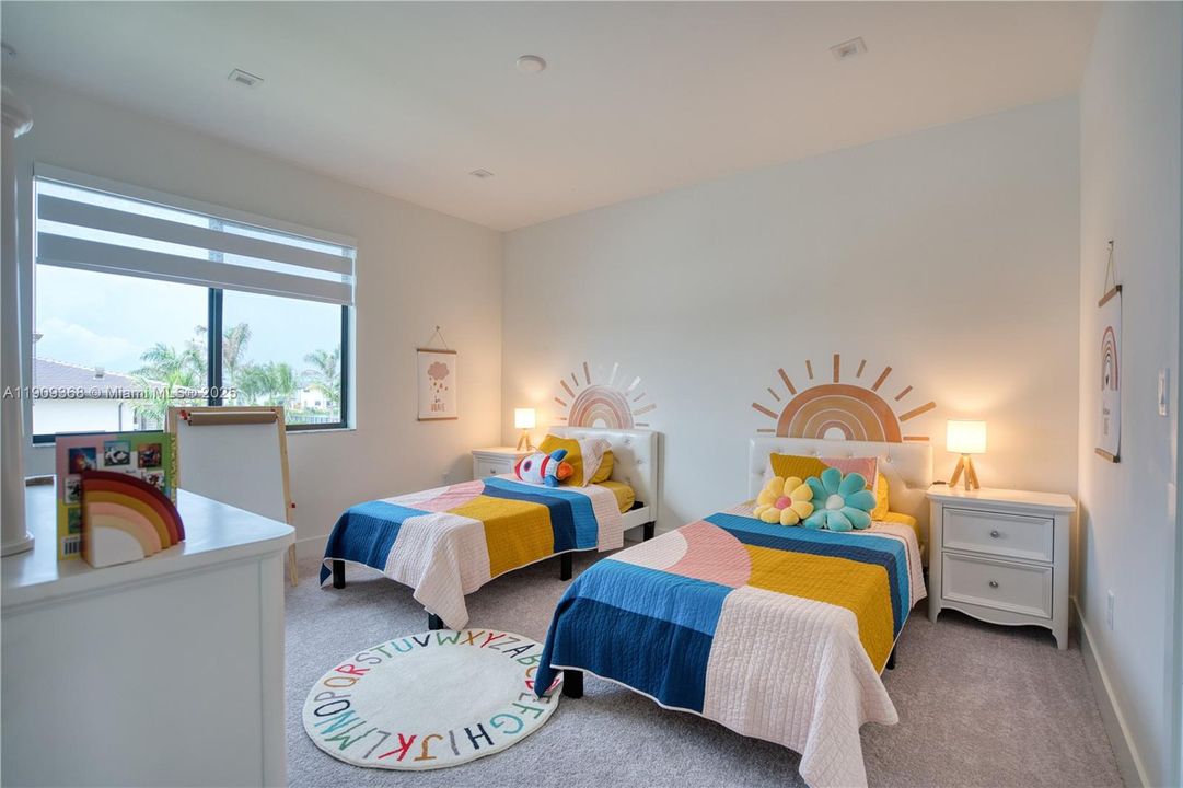 Под контрактом: $6,700 (5 спален, 4 ванн, 3945 Квадратных фут)