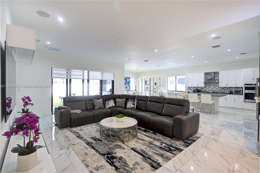 Под контрактом: $6,700 (5 спален, 4 ванн, 3945 Квадратных фут)