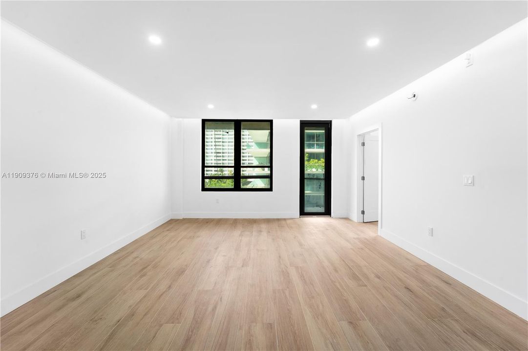 合同活跃: $3,200 (1 贝兹, 1 浴室, 993 平方英尺)