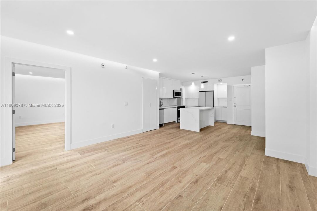 合同活跃: $3,200 (1 贝兹, 1 浴室, 993 平方英尺)