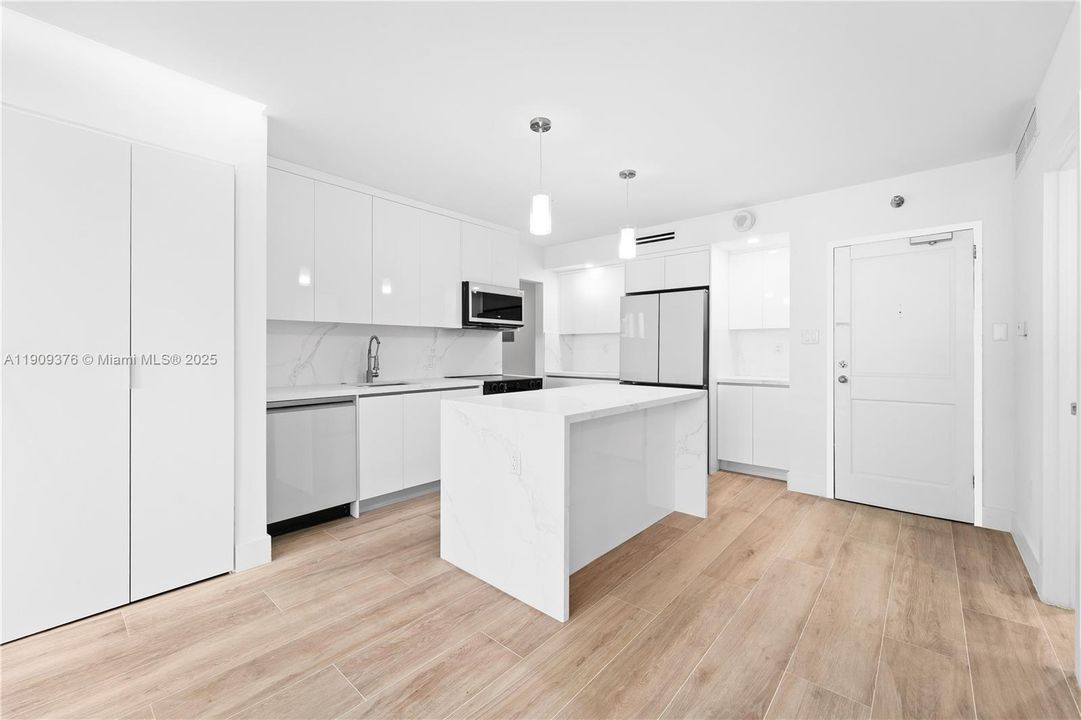 合同活跃: $3,200 (1 贝兹, 1 浴室, 993 平方英尺)