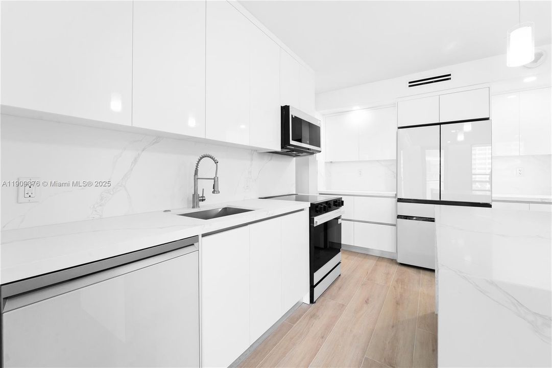 合同活跃: $3,200 (1 贝兹, 1 浴室, 993 平方英尺)