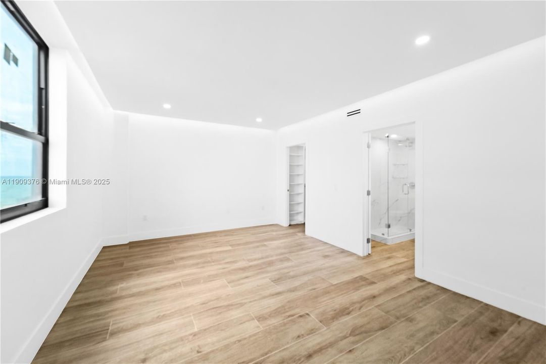 合同活跃: $3,200 (1 贝兹, 1 浴室, 993 平方英尺)